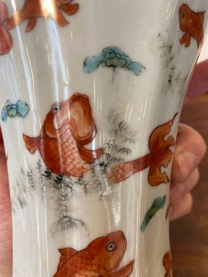 Een Chinese ijzerrode en grisaille dekselvaas met goudvissen, Yongzheng — foto 10