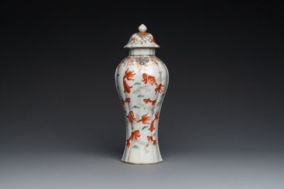 Een Chinese ijzerrode en grisaille dekselvaas met goudvissen, Yongzheng