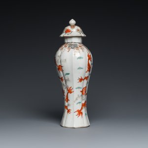 Een Chinese ijzerrode en grisaille dekselvaas met goudvissen, Yongzheng — foto 2