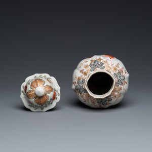 Een Chinese ijzerrode en grisaille dekselvaas met goudvissen, Yongzheng — foto 5