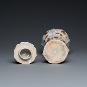 Een Chinese ijzerrode en grisaille dekselvaas met goudvissen, Yongzheng — foto 6