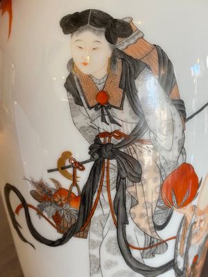 Een Chinese ijzerrode en grisaille 'Shou Lao en Lan Caihe' vaas, Hongxian merk, Republiek — foto 3