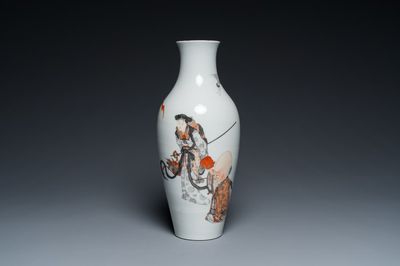 Een Chinese ijzerrode en grisaille 'Shou Lao en Lan Caihe' vaas, Hongxian merk, Republiek