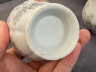 Een Chinese ijzerrode en grisaille theebus en melkkan met fijn decor van fazanten, Yongzheng — foto 16