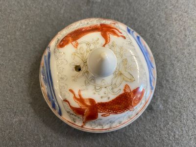 Een Chinese ijzerrode en grisaille theepot met karpers en kraanvogels, Yongzheng — foto 3