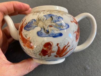 Een Chinese ijzerrode en grisaille theepot met karpers en kraanvogels, Yongzheng — foto 9