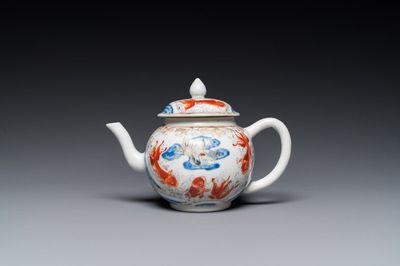 Een Chinese ijzerrode en grisaille theepot met karpers en kraanvogels, Yongzheng