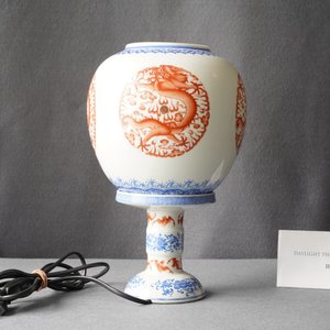 Een Chinese ijzerrode en overglazuur blauwe eierschaal porseleinen lantaarn met drakendecor, Republiek — foto 14