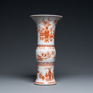 Een Chinese ijzerrode en vergulde 'gu' vaas met antiquiteiten, Kangxi — foto 1