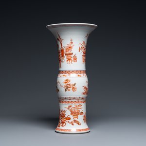 Een Chinese ijzerrode en vergulde 'gu' vaas met antiquiteiten, Kangxi — foto 2