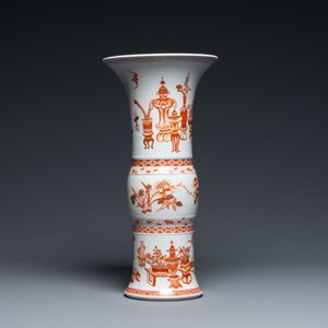 Een Chinese ijzerrode en vergulde 'gu' vaas met antiquiteiten, Kangxi — foto 3