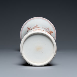 Een Chinese ijzerrode en vergulde 'gu' vaas met antiquiteiten, Kangxi — foto 6