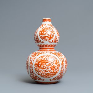 Een Chinese ijzerrode en vergulde kalebasvaas, Qianlong merk, Republiek — foto 2