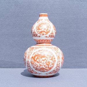 Een Chinese ijzerrode en vergulde kalebasvaas, Qianlong merk, Republiek — foto 10