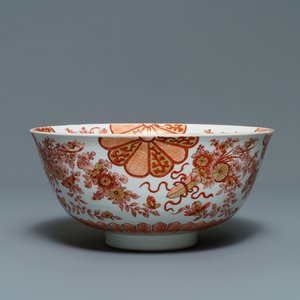 Een Chinese ijzerrode en vergulde kom met floraal decor, Kangxi — foto 1