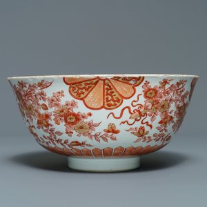 Een Chinese ijzerrode en vergulde kom met floraal decor, Kangxi — foto 4