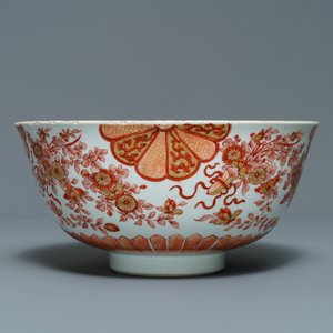 Een Chinese ijzerrode en vergulde kom met floraal decor, Kangxi — foto 5