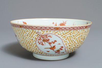 Een Chinese ijzerrode en vergulde kom met reliëfdecor, Kangxi