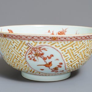 Een Chinese ijzerrode en vergulde kom met reliëfdecor, Kangxi — foto 1