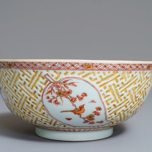Een Chinese ijzerrode en vergulde kom met reliëfdecor, Kangxi — foto 2