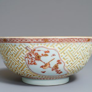 Een Chinese ijzerrode en vergulde kom met reliëfdecor, Kangxi — foto 4