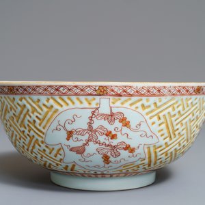 Een Chinese ijzerrode en vergulde kom met reliëfdecor, Kangxi — foto 5
