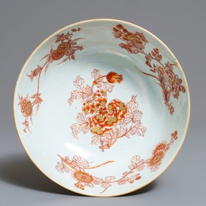 Een Chinese ijzerrode en vergulde kom met reliëfdecor, Kangxi — foto 6
