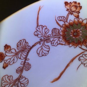 Een Chinese ijzerrode en vergulde kom met reliëfdecor, Kangxi — foto 8