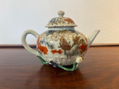 Een Chinese ijzerrode en vergulde theepot met karpers, Yongzheng — foto 3