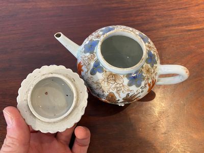 Een Chinese ijzerrode en vergulde theepot met karpers, Yongzheng — foto 5