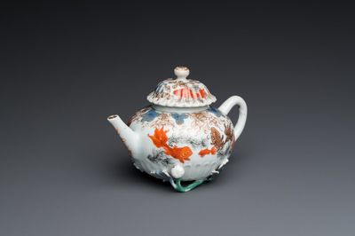 Een Chinese ijzerrode en vergulde theepot met karpers, Yongzheng