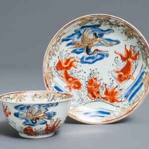 Een Chinese ijzerrode, grisaille, vergulde en overglazuur blauwe kop en schotel met karpers en een kraanvogel, Yongzheng — foto 1