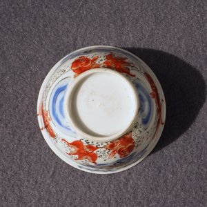 Een Chinese ijzerrode, grisaille, vergulde en overglazuur blauwe kop en schotel met karpers en een kraanvogel, Yongzheng — foto 13