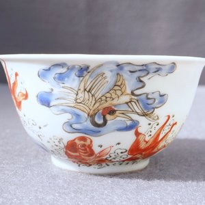 Een Chinese ijzerrode, grisaille, vergulde en overglazuur blauwe kop en schotel met karpers en een kraanvogel, Yongzheng — foto 15