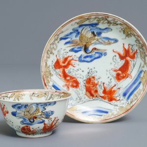 Een Chinese ijzerrode, grisaille, vergulde en overglazuur blauwe kop en schotel met karpers en een kraanvogel, Yongzheng — foto 2