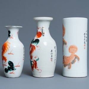 Een Chinese ijzerrode hoedensteun en twee vaasjes met boeddhistische leeuwen, 19/20e eeuw — foto 5