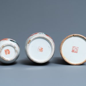Een Chinese ijzerrode hoedensteun en twee vaasjes met boeddhistische leeuwen, 19/20e eeuw — foto 7