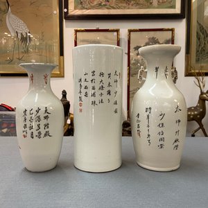Een Chinese ijzerrode hoedensteun en twee vaasjes met boeddhistische leeuwen, 19/20e eeuw — foto 9