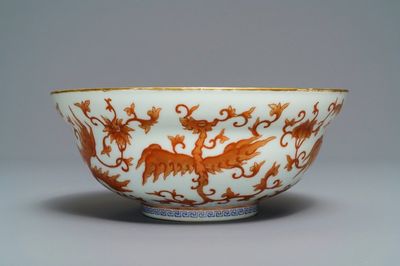 Een Chinese ijzerrode kom met feniksen, 19e eeuw