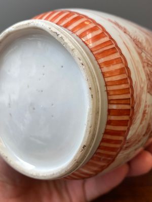 Een Chinese ijzerrode rouleau vaas, gesigneerd Xi Yi 西逸, Kangxi — foto 11