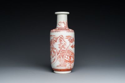 Een Chinese ijzerrode rouleau vaas, gesigneerd Xi Yi 西逸, Kangxi