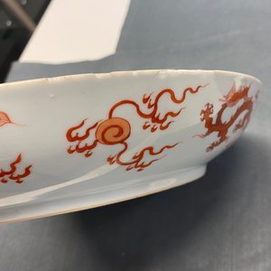 Een Chinese ijzerrode schotel met een draak, Chenghua merk, Kangxi — foto 14