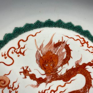 Een Chinese ijzerrode schotel met een draak, Chenghua merk, Kangxi — foto 9