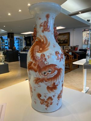 Een Chinese ijzerrode vaas met boeddhistische leeuwen, 19e eeuw — foto 1