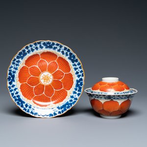 Een Chinese ijzerrode, vergulde en blauw-witte dekselkom op onderschotel, 19e eeuw — foto 1