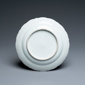 Een Chinese ijzerrode, vergulde en blauw-witte dekselkom op onderschotel, 19e eeuw — foto 3