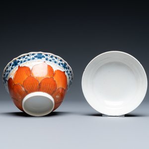 Een Chinese ijzerrode, vergulde en blauw-witte dekselkom op onderschotel, 19e eeuw — foto 9