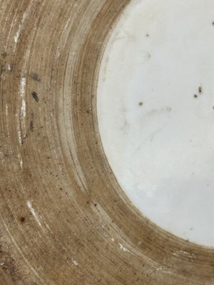 Een Chinese ijzerrood gedecoreerde dekselkom en een famille rose dekselkom, 19e eeuw — foto 19