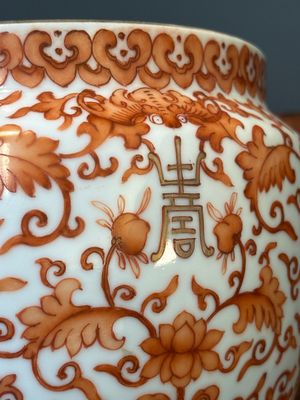 Een Chinese ijzerrood gedecoreerde dekselkom en een famille rose dekselkom, 19e eeuw — foto 28