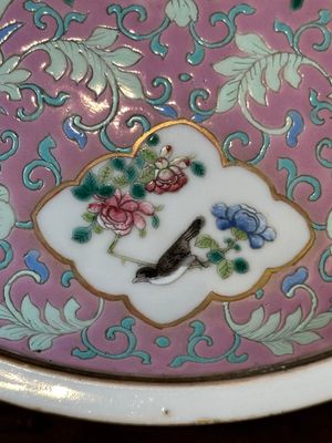 Een Chinese ijzerrood gedecoreerde dekselkom en een famille rose dekselkom, 19e eeuw — foto 9